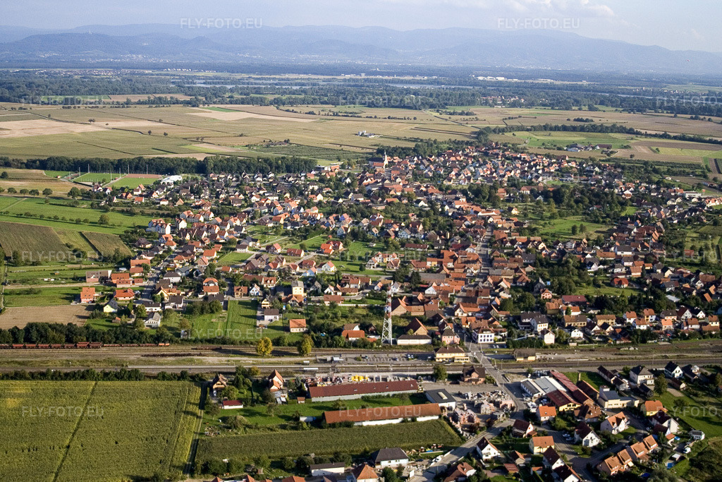 Vue aérienne: Vue de la ville depuis l'ouest à Rœschwoog dans le département Bas Rhin, France – .Photo: IMG_8108.jpg prise le 15/09/2007 par Werner Riehm/FLY-FOTO.eu – Résolution de l'original: 3456 x 2304 px