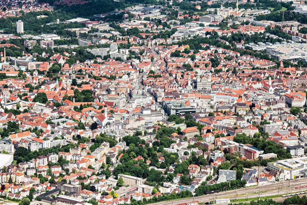 dr__0024477.jpg | AUGSBURG 17.06.2019 Stadtansicht des Innenstadtbereiches in Augsburg im Bundesland Bayern, Deutschland. // City view on down town in Augsburg in the state Bavaria, Germany. Foto: Daniel Reiter