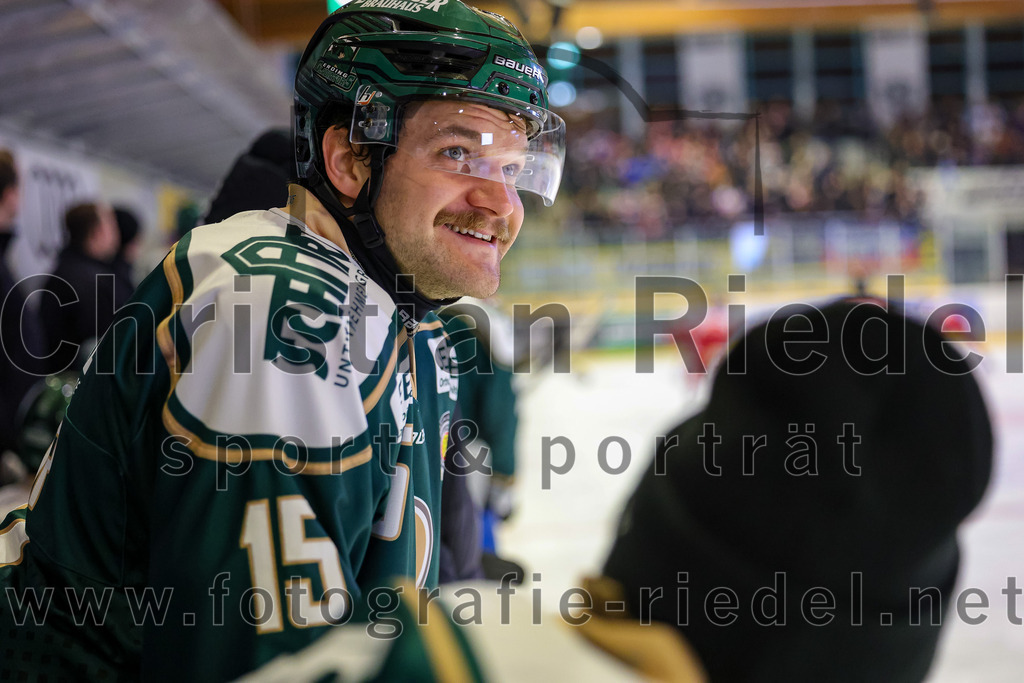 2025-11-16_108_TSV_Erding_gegen_Selber_Woelfe | Erding, Deutschland, 16.11.2025:Eishockey, Oberliga Süd 2025 / 2026, 17. Spieltag, TSV Erding gegen Selber Wölfe, Endergebnis: 3:1Elias Maier (Erding Gladiators, #15)Foto: Christian Riedel / fotografie-riedel.net