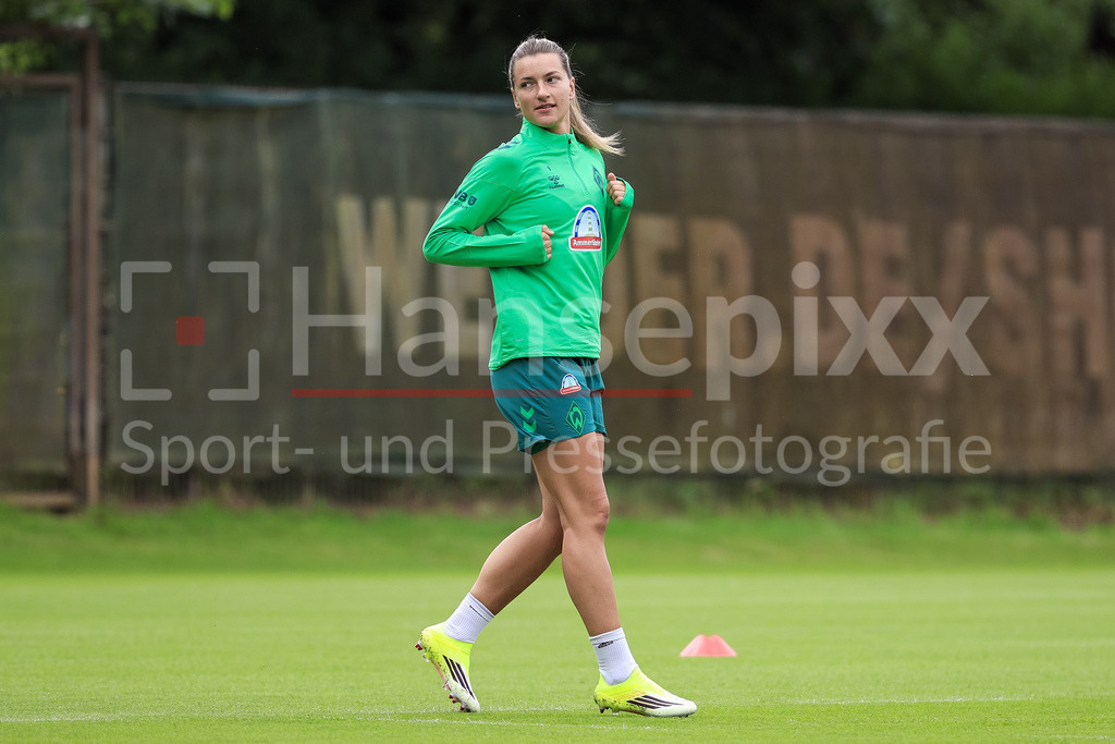 Fussball, Google Pixel Frauen-Bundesliga, Trainingsauftakt SV Werder Bremen | Medina Desic (SV Werder Bremen) bei einer Trainingsübung