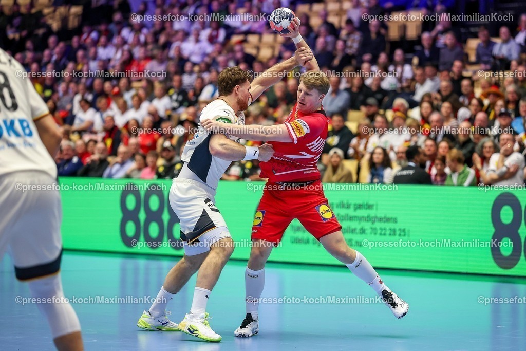 EHF15012602022 | 15.01.2026, Handball, Men's EHF EURO 2026, Deutschland - Östereich, Jyske Bank Boxen in Herning, Dänemark, Preliminary Round:  Johannes Golla (Germany #04) im Zweikampf gegen   Lukas Hutecek (Austria #72) 