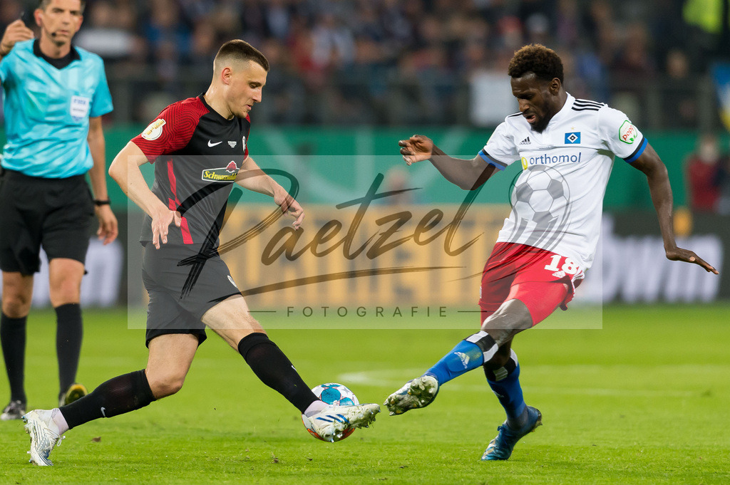 HSVSCF20220419_086 | Fussball, Herren: Maximilian Eggestein (SC Freiburg) und Bakery Jatta (Hamburger SV) im Zweikampf beim DFB-Pokal-Halbfinalspiel zwischen Hamburger SV und SC Freiburg im Volksparkstadion am 19.04.2022 in Hamburg, Deutschland.DFB / DFL REGULATIONS PROHIBIT ANY USE OF PHOTOGRAPHS AS IMAGE SEQUENCES AND/OR QUASI-VIDEO. - Realisiert mit Pictrs.com