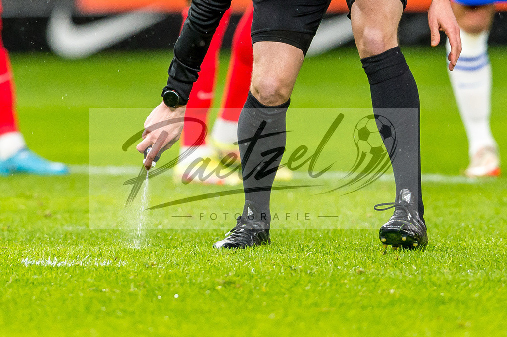BSCRBL20220220_186 | Fussball, Herren: Schiedsrichter Patrick Ittrich benutzt das Freistossspray bei dem Spiel der 1. Bundesliga zwischen Hertha BSC und RB Leipzig im Olypiastadion am 20.02.2022 in Berlin, Deutschland.DFB / DFL REGULATIONS PROHIBIT ANY USE OF PHOTOGRAPHS AS IMAGE SEQUENCES AND/OR QUASI-VIDEO. - Realisiert mit Pictrs.com