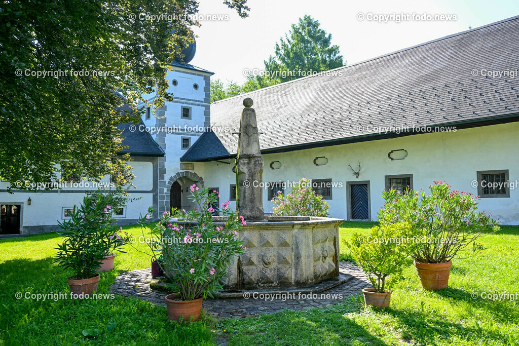 Schloss Schluesslberg_ Spiegelfeld_ 14.08.2023-15 | 14.08.2023, Schluesselberg, AUT, Schloss Schluesselberg, Spiegelfeld, im Bild Innenhof mit Brunnen und Blick auf den Torturm