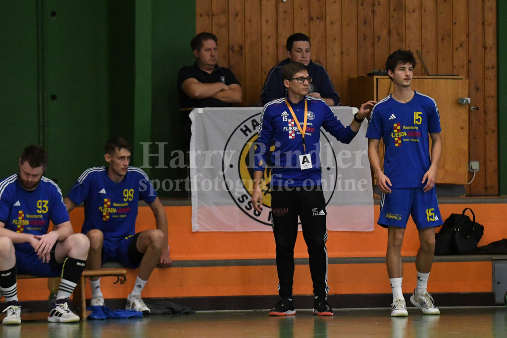 SSG Metten :  SG Moosburg   | traurige Gesichter bei der SSG Metten Florian Sedlmeier (Chef-Trainer SSG Metten) und Youngster Ludwig Hilz (SSG Metten #15) - Realisiert mit Pictrs.com