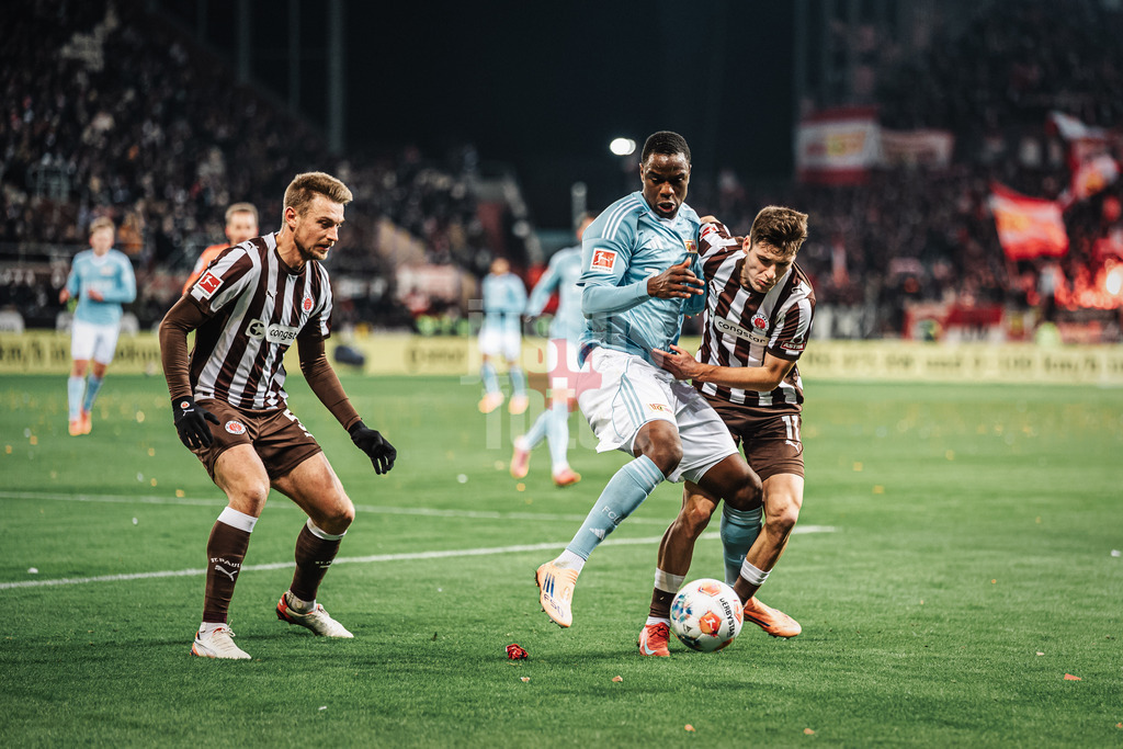 Fußball | Männer | Saison 2025/2026  | Fußball-Bundesliga | 11. Spieltag | FC St. Pauli vs. 1. FC Union Berlin | 23.11.2025 | v.l. Hauke Wahl (#5, FC St. Pauli), Ilyas Ansah (#10, 1. FC Union Berlin) gegen Arkadiusz Pyrka (#11, FC St. Pauli)