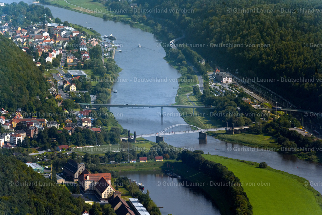 4060695 | Elbbrücken bei BAD SCHANDAU 07.09.2021 Ortskern am Uferbereich des Elbe - Flußverlaufes in Bad Schandau in der Sächsischen Schweiz im Bundesland Sachsen, Deutschland. // Town center on the banks of the Elbe - river course in Bad Schandau in Saxon Switzerland in the state Saxony, Germany. Foto: Gerhard Launer