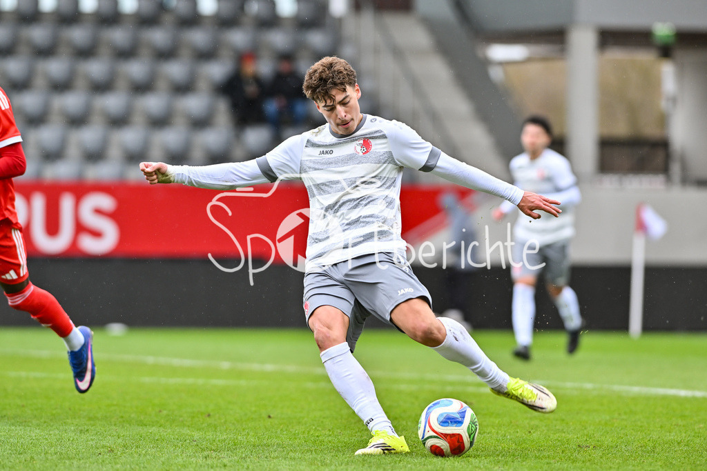 FC Bayern München - Berliner Athletik Klub | MUNICH, GERMANY - 21. FEBRUARY: am BAll Elias PASTOR (Berliner AK U19 98) / Einzelfoto / Freisteller während dem Spiel zwischen der U19 des FC Bayern München und der U19 des Berliner Athletik Klubs am 3. Spieltag der DFB-U19 Nachwuchsliga am FC Bayern Campus