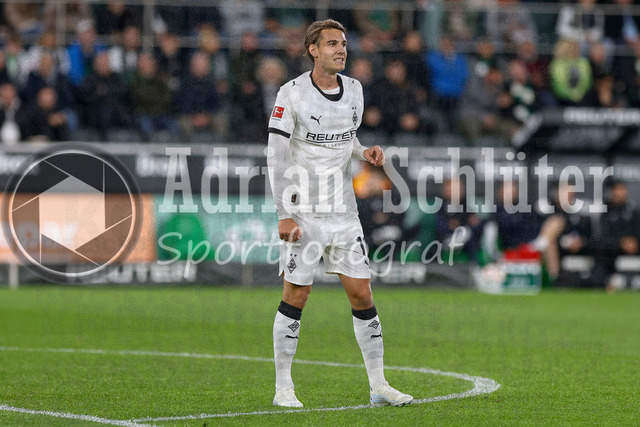 Borussia Mönchengladbach vs SC Freiburg - Bundesliga  | Mönchengladbach, Deutschland, 05.10.25:   Florian Neuhaus (Borussia Mönchengladbach) schaut waehrend des Spiels der Bundesliga zwischen Borussia Mönchengladbach vs SC Freiburg im Stadion im Borussia Park(Foto von Brauer-Fotoagentur / Adrian Schlueter)