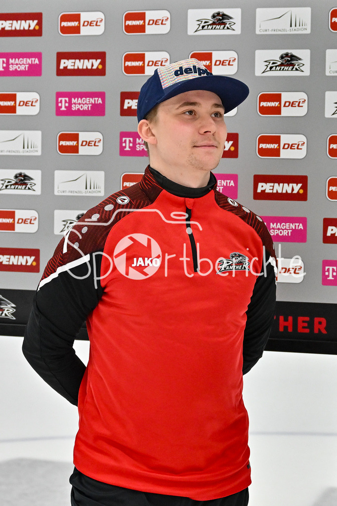 Augsburger Panther - Schwenninger Wild Wings | beim Interview von MagentaSport vor der Partie - Florian ELIAS (Augsburger Panther #67) / DEL: Augsburger Panther - Schwenninger Wild Wings, Curt Frenzel Stadion am 02.02.2025