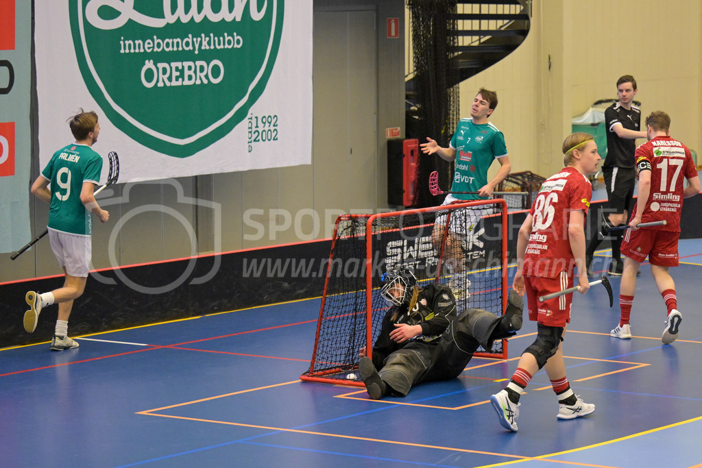 Lillan IBK vs Strängnäs IBK - 17. März 2024 | Lillan IBK vs Strängnäs IBK
Idrottshuset Örebro, Arenahallen, Örebro
Isak Palmen (#9 Lillan IBK) scores against Wiktor Åkerstedt (#70 Strängnäs IBK).
Bild: Sportfotografie Markus Aeschimann | www.markus-aeschimann.ch - Realisiert mit Pictrs.com