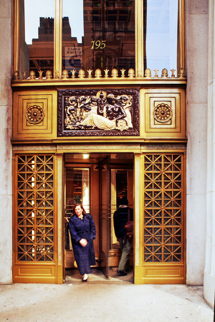 05USA_NYC_Okt1992_8057 | pompöser Hauseingang in Manhattan