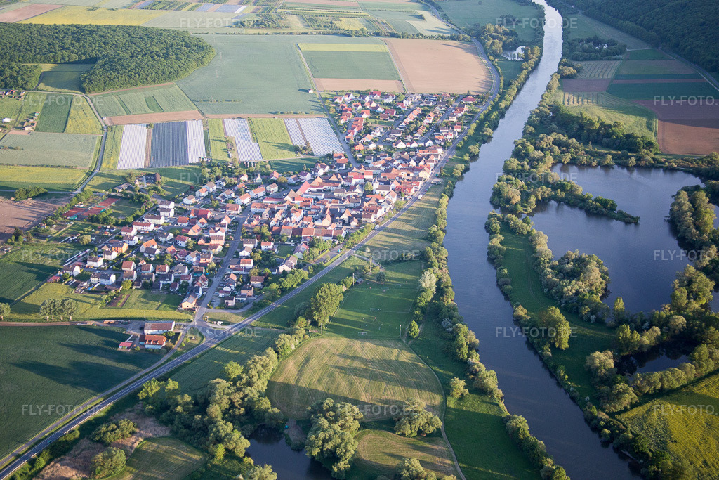 Luftbild: Fluß- Uferbereichen des Main im Ortsteil Hirschfeld in Röthlein im Bundesland Bayern in Deutschland. Foto: IMG_079144.jpg vom 15.05.2015 durch Werner Riehm/FLY-FOTO.de
