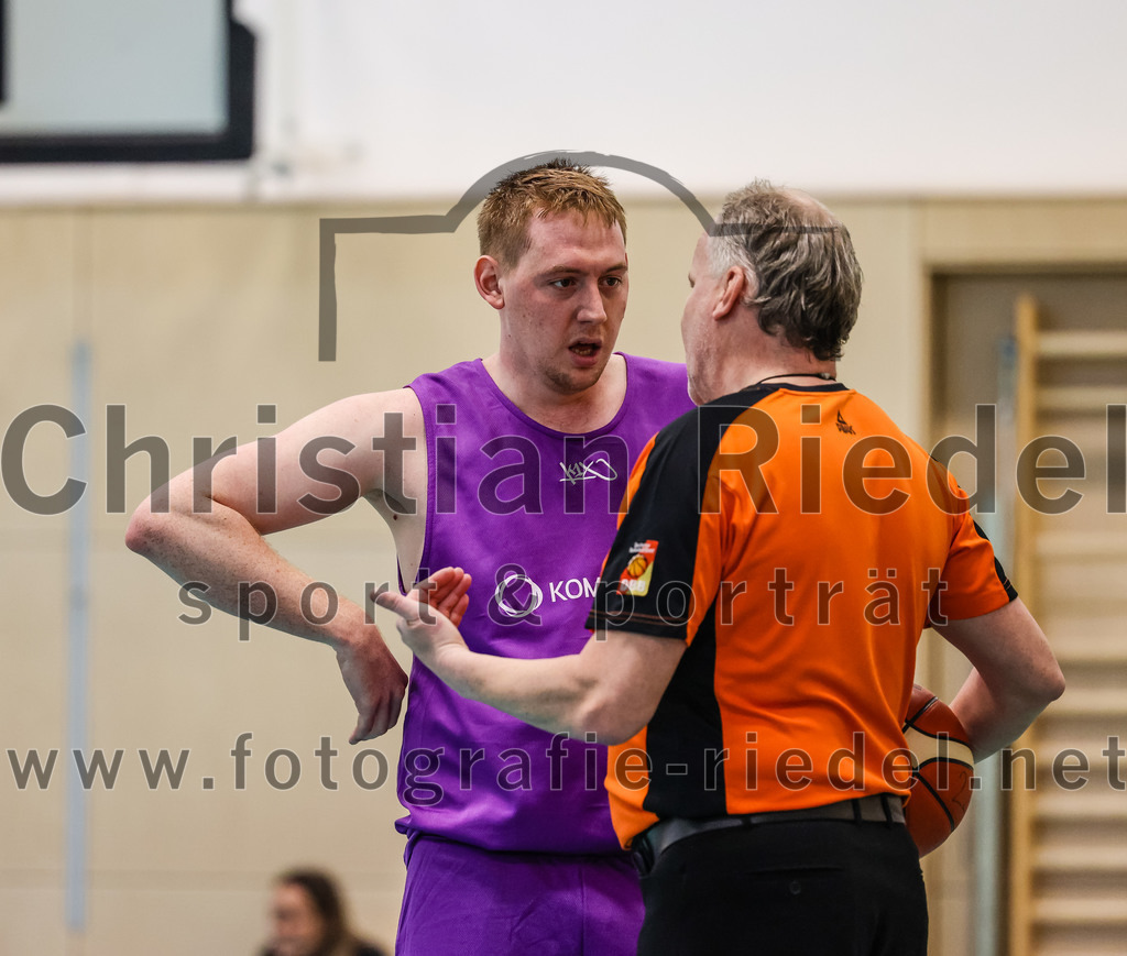 2022-05-01_056_TSV_Vaterstetten_gegen_DJK_Traunstein | Vaterstetten, Deutschland, 01.05.2022:
Basketball, Aufstiegsrunde zur Bayernliga 2021 / 2022, 5. Spieltag, TSV Vaterstetten gegen DJK Traunstein, Endergebnis: 87:79

C. Joch (DJK Traunstein, #16)

Foto: Christian Riedel / fotografie-riedel.net