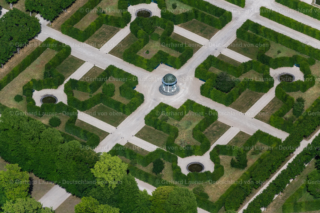 4030936 | HANNOVER 02.06.2020 Der Große Garten im Stadtteil Herrenhausen in Hannover im Bundesland Niedersachsen. Der Barockgarten an der Herrenhäuser Straße wurde im 17. Jahrhundert errichtet und besteht aus vielen Broderiemustern und der zentral gelegenen Glockenfontäne. // The big garden in the part of town of Herrenhausen in Hannover in the federal state Lower Saxony. The baroque garden in the mansions street was established in the 17th century and exists of many Broderie scrutinise and the centrally situated bell jet. Foto: Gerhard Launer