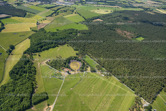 Duelmen220505122MerfelderBruchPferde | Luftbild, Wildpferdefang im Merfelder Bruch bei Dülmen, Arena der Wildpferdebahn, Herzöge von Croÿ Anwesen, Pferdeherde,  Merfeld, Dülmen, Münsterland, Nordrhein-Westfalen, Deutschland
