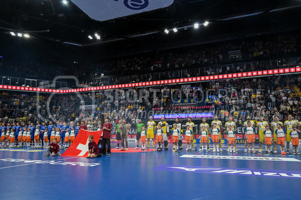 Zug United - HC Rychenberg - 25. April 2026 | Die Spieler bei der Nationalhymne, gesunden von Rinaldo WalserDer ehemalige Spitzen-Unihockeyspieler Rinaldo Walser singt die Nationalhymne am L-UPL Superfinal-Spiel zwischen Zug United und HC Rychenberg am 25. April 2026 in der BCF Arena, Fribourg, Schweiz.Bild: Sportfotografie Markus Aeschimann | www.markus-aeschimann.ch - Realisiert mit Pictrs.com