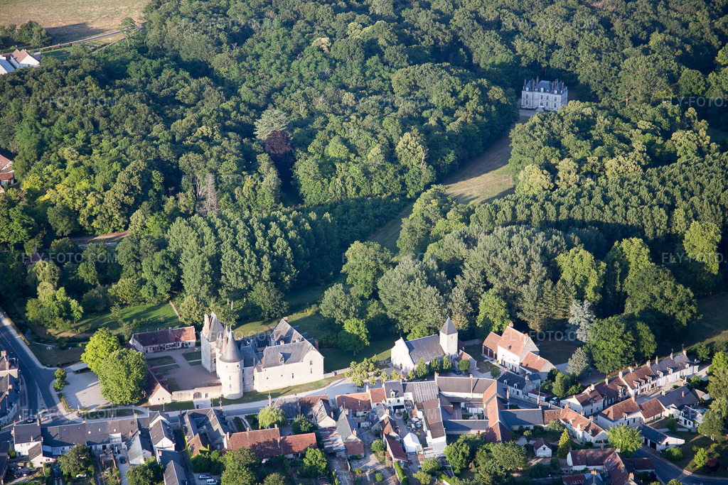 Aerial view: View of the town in Fougères-sur-Bièvre in the state Loir et Cher, France. – Photo: IMG_081264.jpg taken on 06/19/2015 by Werner Riehm/FLY-FOTO.com – Resolution of the original: 5472 x 3648 px