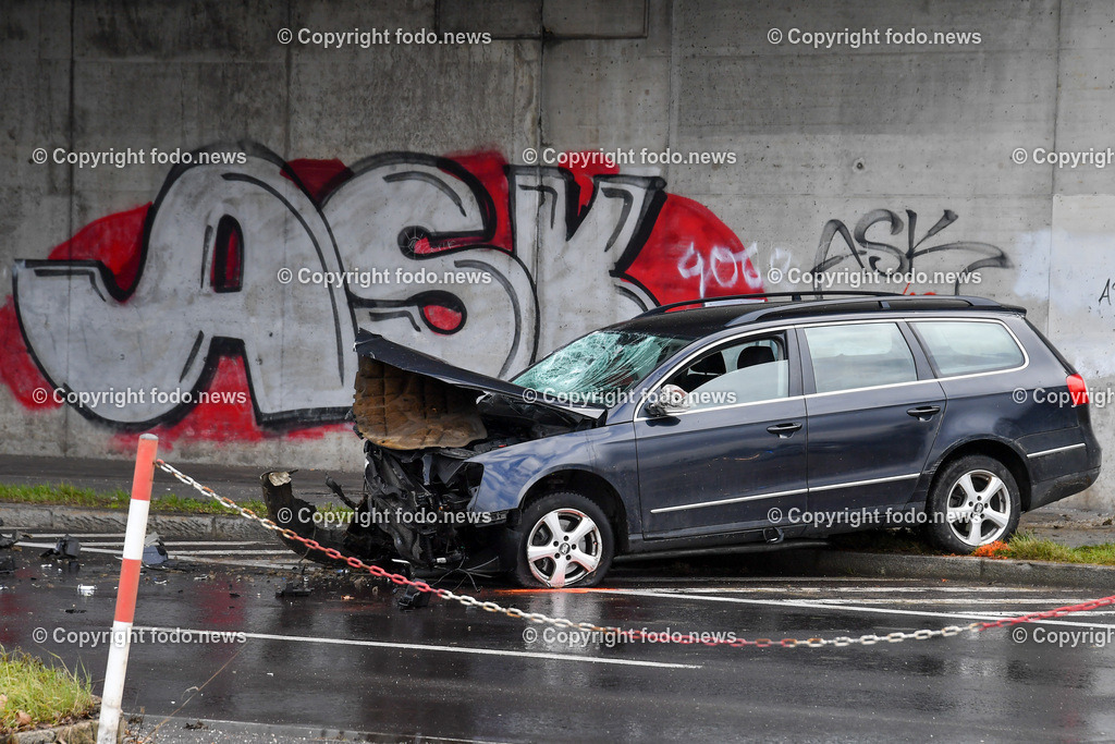 Polizeieinsatz Mordversuch_ Polizei_ Leonding_ 09.01.2023-8 | 09.01.2023, Polizeieinsatz Leonding, AUT, im Bild, Polizeieinsatz Mordversuch, Polizei, Fahndung, Tatort, Spurensicherung, Unfallfahrzeug des Taeters