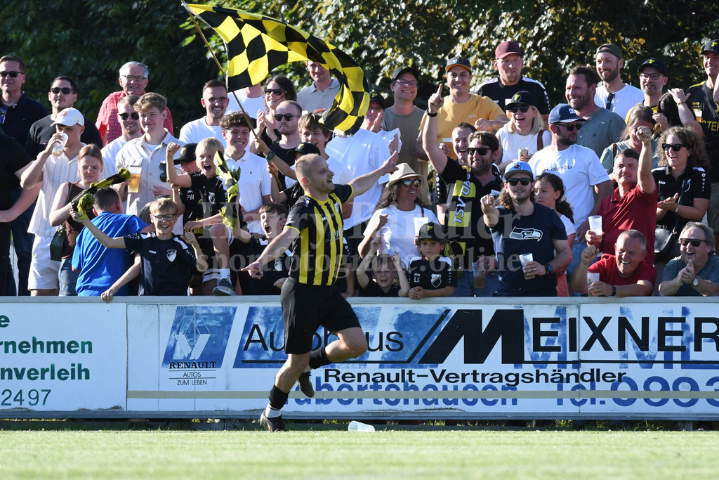 TSV Oberschneiding | Jubel nach dem 1:0 Führungstreffer Andreas Berovic (TSV Oberschneiding) - Realisiert mit Pictrs.com