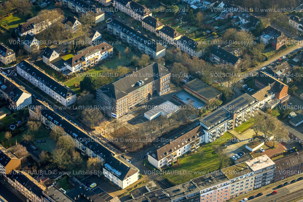 Duisburg241202159 | Luftbild, Gemeinschaftsgrundschule GGS Habichtstraße, Baustelle mit Baugerüst an der Fassade, Wanheimerort, Duisburg, Ruhrgebiet, Nordrhein-Westfalen, Deutschland