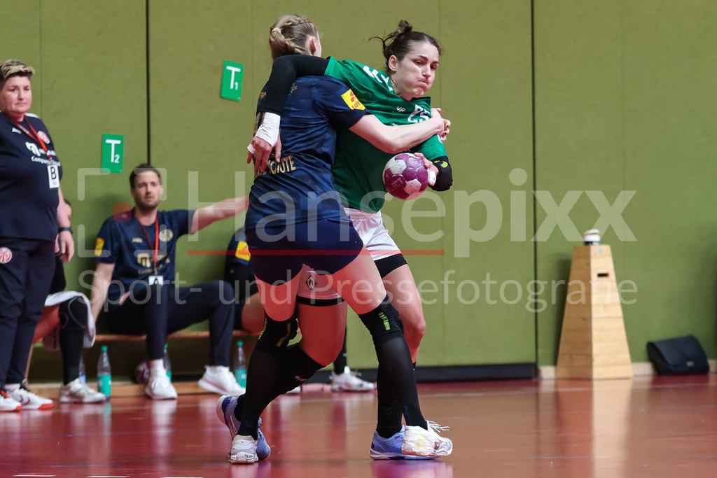 Handball, 2. Bundesliga Frauen, SV Werder Bremen - 1. FSV Mainz 05 | v.li.: Rugile Bartaseviciute (1. FSV Mainz 05, 15) und Anna Lena Bergmann (SV Werder Bremen, 25) im Zweikampf, Duell, Spielszene, Aktion, Action