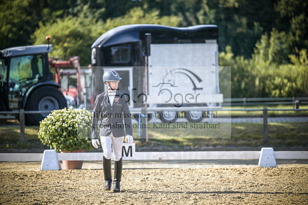 DOS_1133 | Entdecke hochwertige Reitturnierfotos von Foto Oger. Professionell, emotional und authentisch – jetzt Lieblingsmomente im Shop bestellen.Deutschlandweite Turnierfotografie. - Realisiert mit Pictrs.com