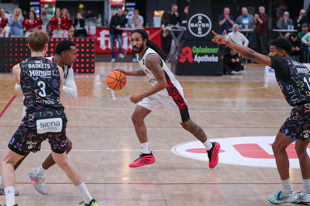 Pro A BAYER GIANTS vs Uni Baskets Münster-90 | Fotos von Basketballspielen aus dem Raum NRW fotografiert von Gero Mueller-Laschet und Daniel Schaefer - Realisiert mit Pictrs.com