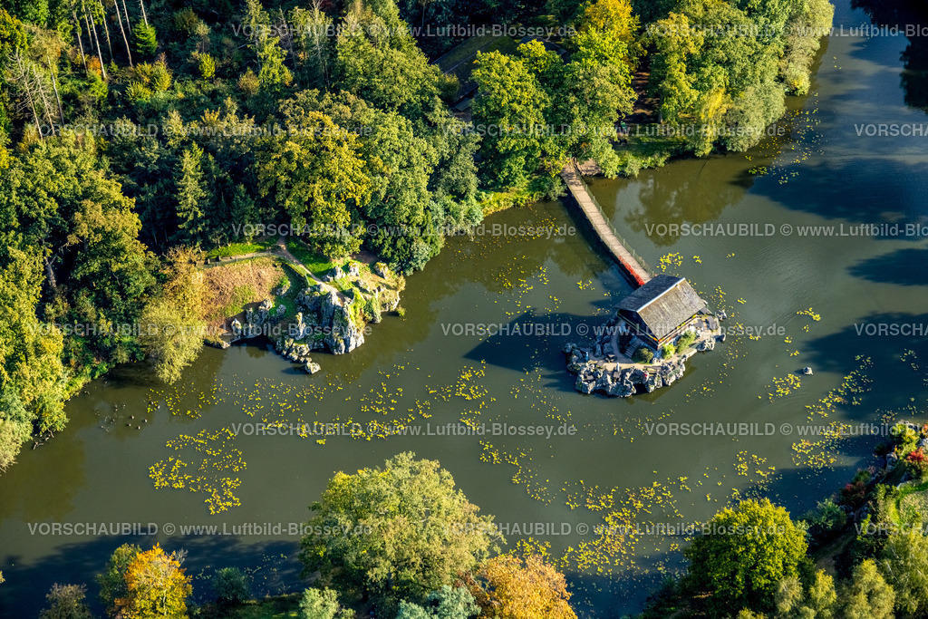 Isselburg241010288 | Luftbild, Schweizer Häuschen im Wasser mit Steg im Biotop Wildpark Anholter Schweiz, umgeben von herbstlichen Bäumen, Vehlingen, Isselburg, Niederrhein, Nordrhein-Westfalen, Deutschland