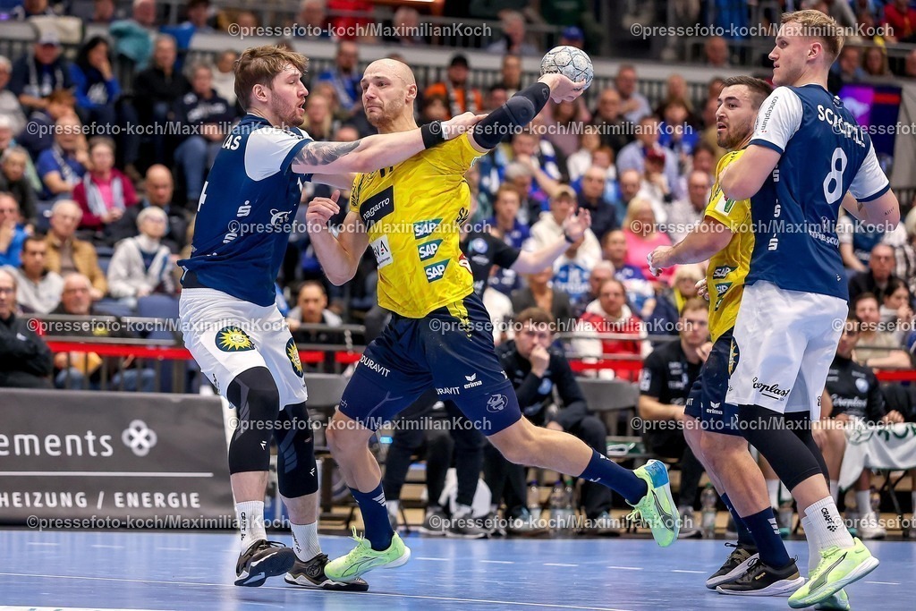 BHC16112501073 | 16.11.2025, Handball, HBL, Bergischer HC - Rhein-Neckar Löwen, Mitsubishi Electric HALLE Düsseldorf: Gerdas Babarskas (BHC #14) im Zweikampf gegen  Lukas Sandell (Rhein-Neckar Löwen #11) 