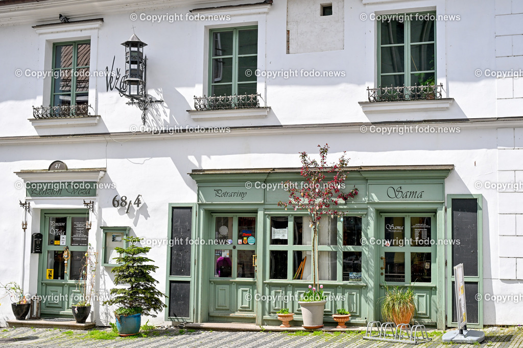 Slowakei_ Banskobystricky kraj_ Kremnica_ 23.04.2025-45 | 23.04.2025, Slowakei, SVK, Banskobystrický kraj, Kremnica, im Bild Kremnica ist eine Stadt und ehemalige Bergstadt in der Mittelslowakei, Stadtansichten, Themenbilder, Sehenswuerdigkeiten, Historische Gebauede, Lebensmittelgeschaeft