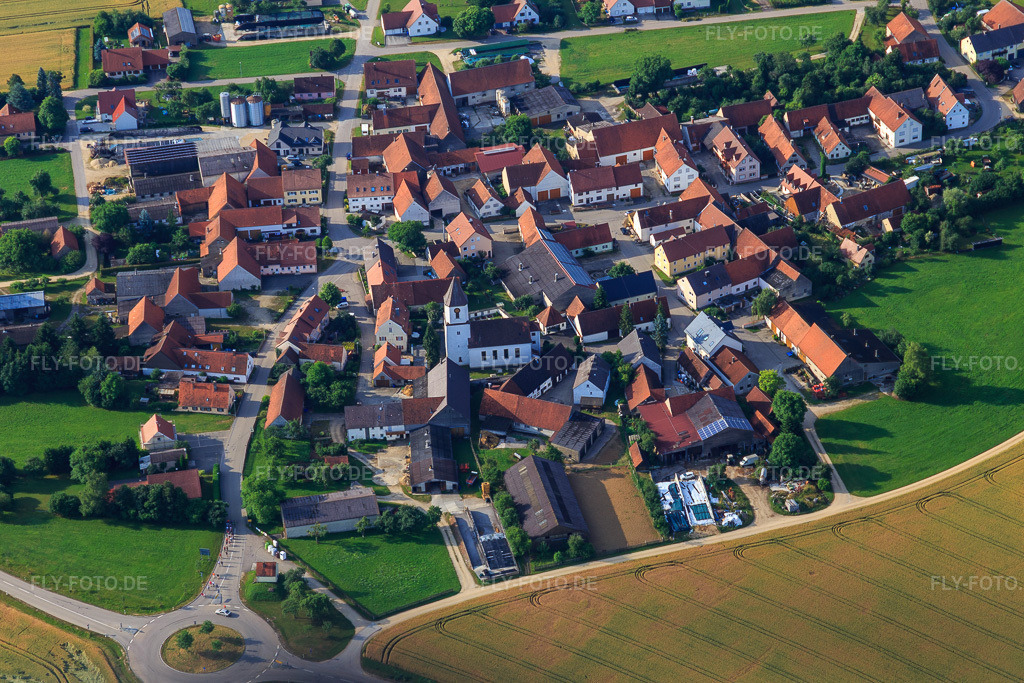 Luftbild: Evangelisch St. Lorenz-Kirche aus Norden im Ortsteil Schaffhausen in Mönchsdeggingen im Bundesland Bayern in Deutschland. Foto: IMG_101656.jpg vom 08.07.2017 durch Werner Riehm/FLY-FOTO.de