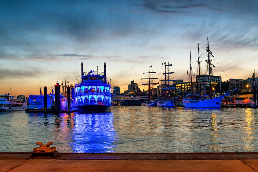 10230627 - Blaues Licht im Hafen | Schöne atmosphärische Lichtstimmung im Niederhafen.