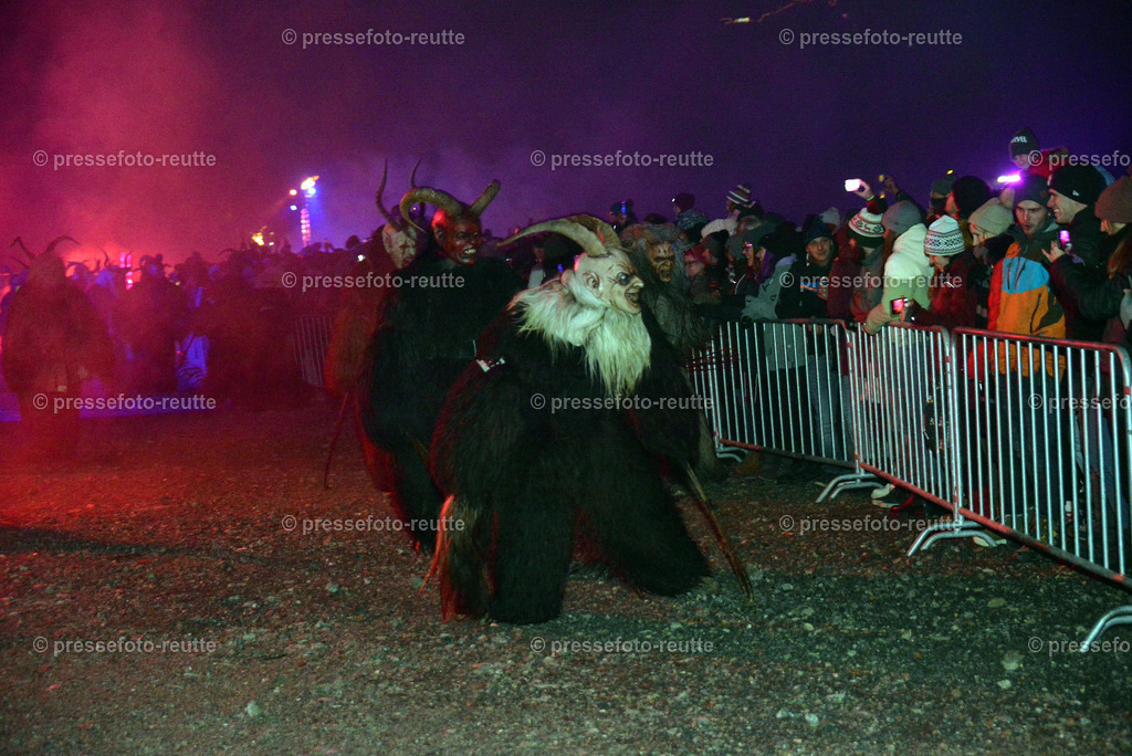 news-2022-Dez03-Krampusumzug-Reutte-WTV_5729 | Info aus dem Bezirk Reutte/Ausserfern Tirol sowie eine umfangreiche Bilddatenbank über die gesamte Region: Lechtal, Talkessel Reutte, Tannheimertal, Zwischentoren. Lech, Plansee, Zugspitze, Grenztunnel, B179, Fernpassstraße, Verkehr, Lawinen, Tradition, - Realisiert mit Pictrs.com