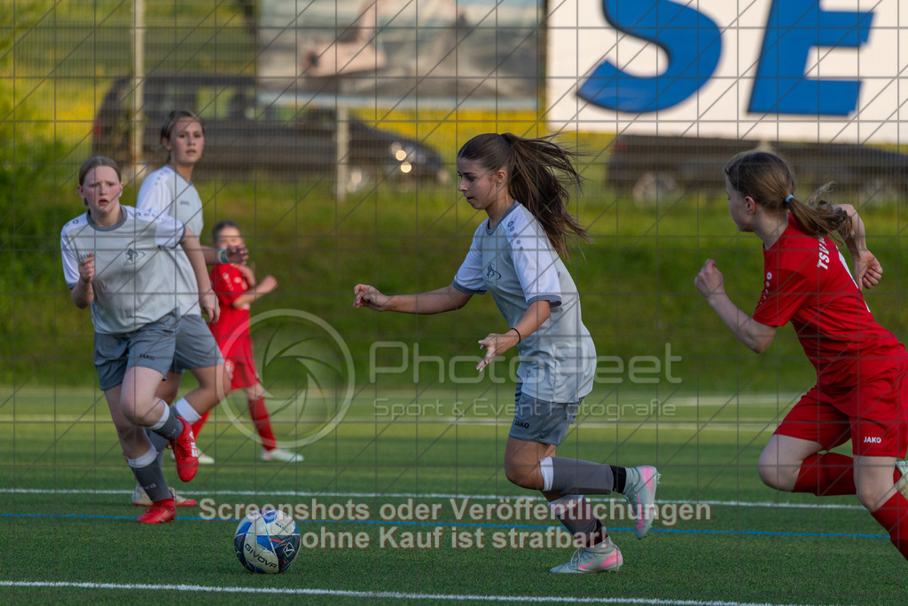 20260508_195109_0475_(c)_by_PhotoPeet | #,TSV Eschenbach (hell) vs. TSV Weilheim (rot), Fußball, C-Juniorinnen Kreisstaffel 2, Bezirk Neckar/Fils, 07.Spieltag,  Saison 2025/2026, Kunstrasenplatz, Schlater Straße, 73107 Eschenbach, 08.05.2026 - 18:30 Uhr,Foto: PhotoPeet / Sport- &amp; Eventfotografie / Peter Harich