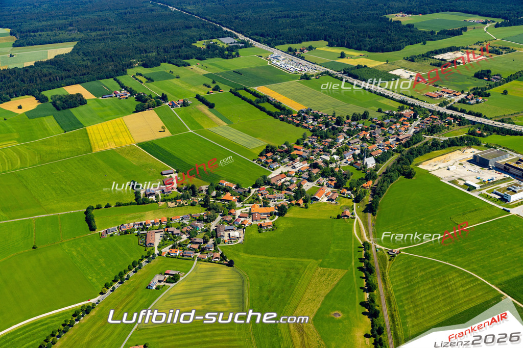 Aktuelles Luftbild von Föching Holzkirchen - Die Luftaufnahme wurde 2022 mittels UL-Flugzeug erstellt ( keine Drohne ) - hochauflösende Kamera-Systeme von  Canon -Beste Qualität - Für grossformatige Ausdrucke geeignet. Die Geschenkidee !
