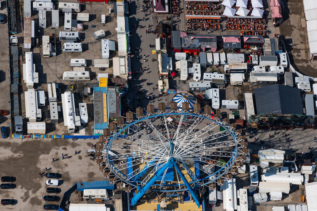dr__0095904.jpg | MüNCHEN 28.04.2022 Senkrecht- Luftbild aus der Satelliten- Perspektive vom Kirmes - und Rummel- Veranstaltungsgelände beim Volksfest " Frühlingsfest " an der Straße Bavariaring in München im Bundesland Bayern, Deutschland. // Vertical aerial view from the satellite perspective of the fair - event location at festival " Fruehlingsfest " in Munich in the state Bavaria, Germany. Foto: Daniel Reiter
