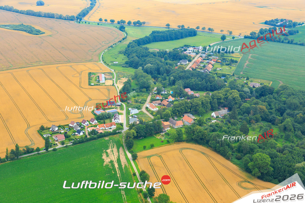 Die Luftaufnahme der Stadt Bastorf wurde vom UL-Flugzeug heraus erstellt ( keine Drohne )- hohe Auflösung für beste Qualität