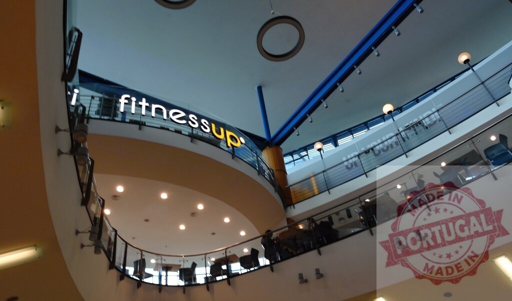 Fitness up gym interior with modern architecture balcony | Fitness center interior showcasing multiple levels and contemporary design with a prominent sign - Realisiert mit Pictrs.com