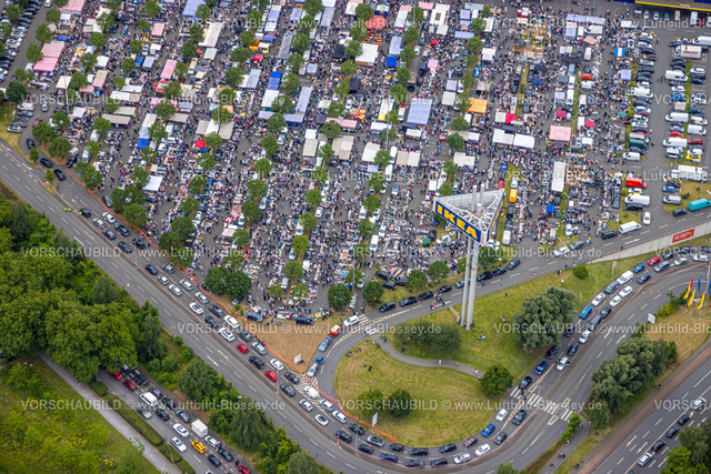 Duisburg240702314-Nord | Luftbild, Duisburg-Nord, Trödelmarkt auf dem Ikea Möbelmarkt Parkplatz, Flohmarkt Marktstände, Formen und Farben, Beeck, Duisburg, Ruhrgebiet, Nordrhein-Westfalen, Deutschland