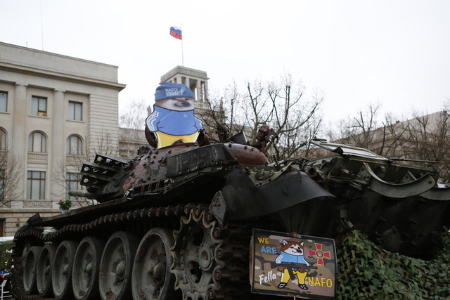 Berlin:  Panzerwrack aus der Ukraine vor der russischen Botschaft als Mahnmal gegen den Krieg | Deutschland, Berlin, 24.02.2023. Ein Panzerwrack steht vor der russischen Botschaft in Berlin-Mitte, mit dem am Jahrestag des russischen Angriffs auf die Ukraine erinnert werden soll. Der zerstörte Panzer vom Typ T-72 soll einige Tage lang vor dem Gebäude Unter den Linden als Mahnmal gegen den Krieg stehen.