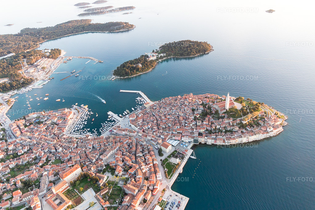 Aerial view: View of the town in Rovinj in the state Gespanschaft Istrien, Croatia. – Photo: IMG_106182.jpg taken on 04/13/2018 by Werner Riehm/FLY-FOTO.com – Resolution of the original: 5472 x 3648 px