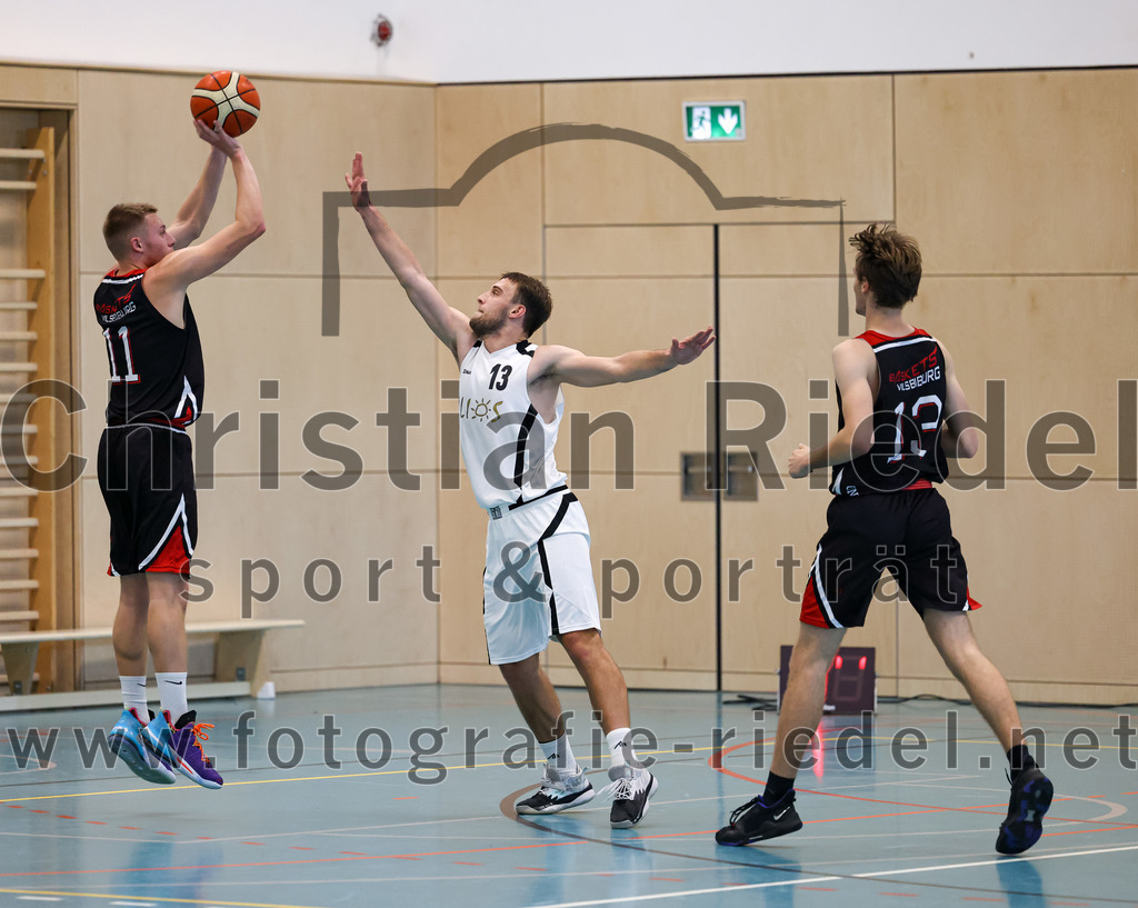 2022-10-16_053_TSV_Vaterstetten_gegen_Baskets_Vilsbiburg_2 | Vaterstetten, Deutschland, 16.10.2022:
Basketball, Bayernliga Herren Südost 2022 / 2023, 1. Spieltag, TSV Vaterstetten gegen Baskets Vilsbiburg 2, Endergebnis: 83:64

A. Bugajeu (Baskets Vilsbiburg, #11), Konstantin Huber (TSV Vaterstetten, #13), D. Esch (Baskets Vilsbiburg, #13)

Foto: Christian Riedel / fotografie-riedel.net