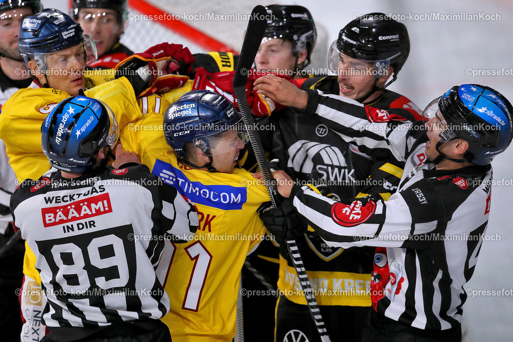 Kre18082301039 | 18.08.2023, Krefeld, Eishockey, Seidenstadt Cup, Tag1 Eröffnungsspiel, Yayla Arena, Krefelder Pinguine - Düsseldorfer EG:  Handgemenge zwischen Kevin Clark (Düsseldorfer EG) und David Cerny (Krefelder Pinguine)