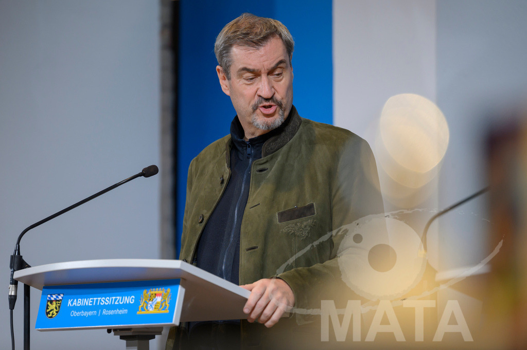 _DW04893 | Bayerns Ministerpräsident Markus Söder (CSU) bei einer Pressekonferenz im Lokschuppen. Rosenheim, 02.12.2025 Bayern Deutschland - Realisiert mit Pictrs.com