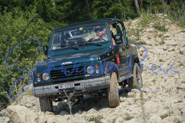 DSC08675 | Vierradfahrzeuge testen unterschiedliches Terrain - ueber Stock und Stein

Offroad Grundkurs im Steinbruch. Unterschiedliche Fahrgegebenheiten mit dem gelaendegaengigem Offroad-Fahrzeug. 

Deutschland, Geisingen, Steinbruch Meichle und Mohr, 10.06.2023