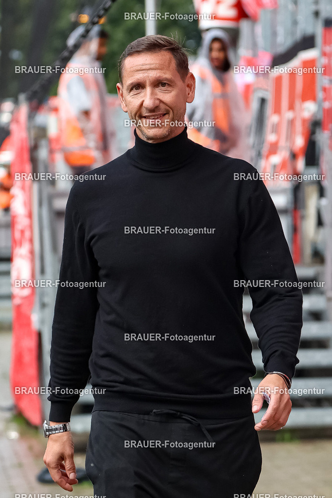 Rot-Weiss Essen - TSV 1860 München - 3.Liga | Essen, Deutschland, 01.08.2025Vorstandsvorsitzender Marc-Nicolai Pfeifer (Rot-Weiss Essen) schautwährend des 3.Liga Spiels zwischen Rot-Weiss Essen- TSV 1860 München im Stadion an der Hafenstraße am 01.08.2025 in Essen. (Foto von Timo Bluhmki-Schmidt/ Brauer-Fotoagentur)