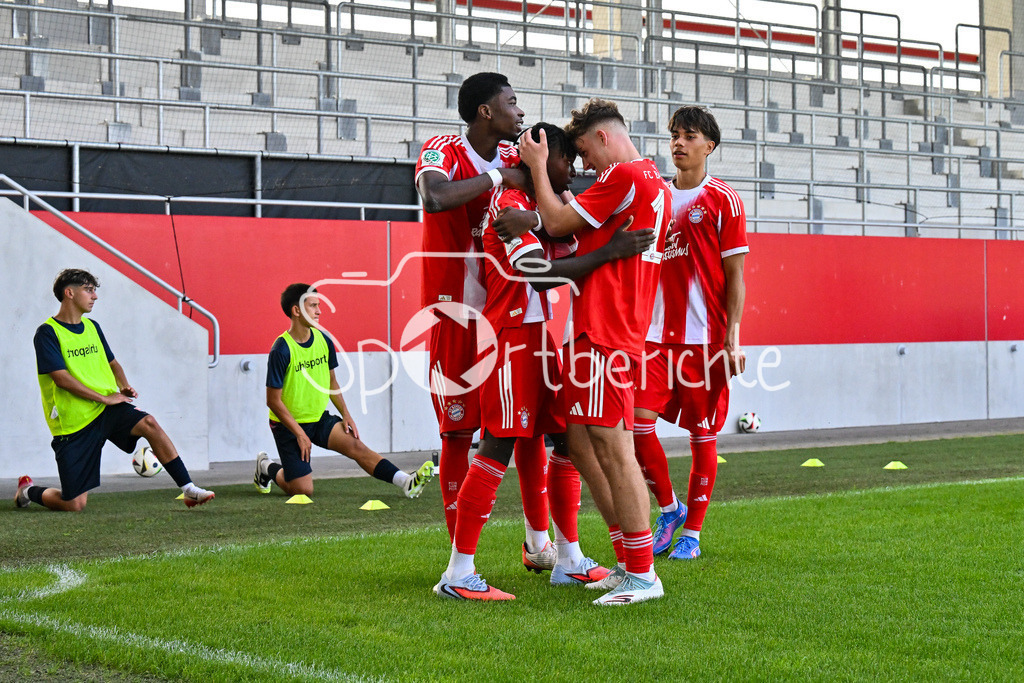 FC Bayern München U19 - SpVgg Unterhaching U19 | Jubel der Bayern nach dem Treffer zum 2-1 durch Aristide HENTCHO NSEKE (FC Bayern U19 #17) / Tor / Torschuetze / Freude / Happy / U19 DFB-Nachwuchsliga: FC Bayern München U19 - SpVgg Unterhaching U19; FC Bayern Campus am 10.08.2025