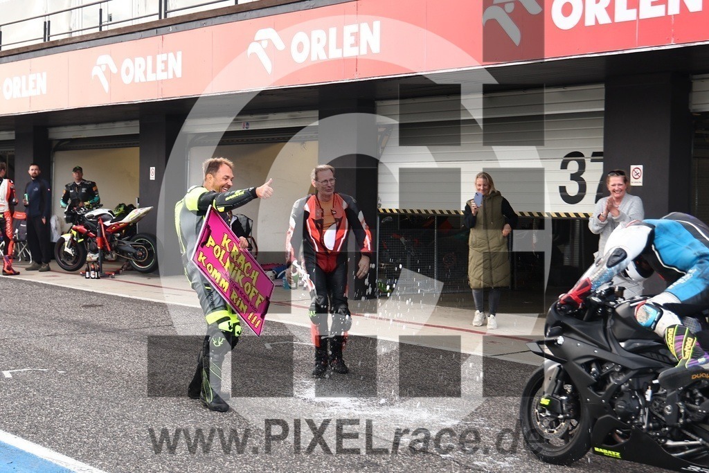social-20250823_07847 | Schöne Erinnerungen an spannende Momente - das festzuhalten ist unser Job. PIXELrace.de ist seit 2003 auf den Rennstrecken Europas unterwegs um die Action draußen beim Fahren und die wunderbare Stimmung imm Fahrerlager für euch einzufangen.