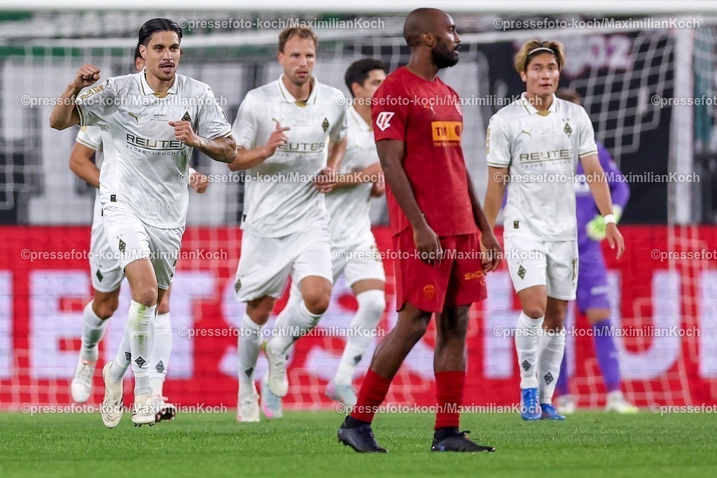 BMG02082501051 | 02.08.2025, Fußball, Borussia Mönchengladbach - FC Valencia, 125 Jahrfeier Jubiläumsspiel, Borussia-Park, Saison 2025 2026: Torjubel nach dem Tor zum 2:0 durch Torschütze Kevin Diks (Borussia Mönchengladbach #04)    DFB regulations prohibit any use of photographs as image sequences and or quasi-video.